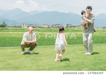 父親、兒子和孫子在自家草坪和父親、爺爺玩捉迷藏 137064297