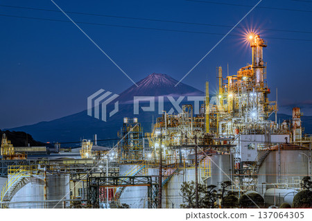 工廠和富士山夜景 137064305