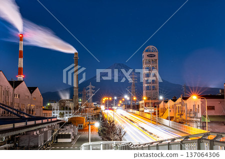 從工廠看到的富士山夜景 從工廠看到的富士山夜景 137064306