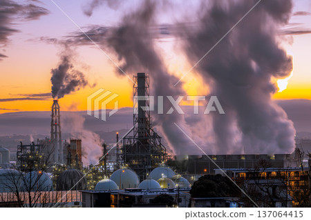 Factory night view, factory evening view, steam, Yokohama, factory, industry, twilight, sunset, industrial area, evening view, industrial complex, night view, plastic Factory night view, factory evening view, steam, Yokohama, factory, industry, twilight, sunset, industrial area, evening view, industrial complex, night view, plastic 137064415