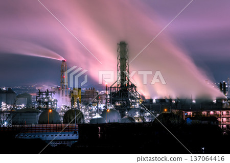 工廠夜景和蒸汽 137064416