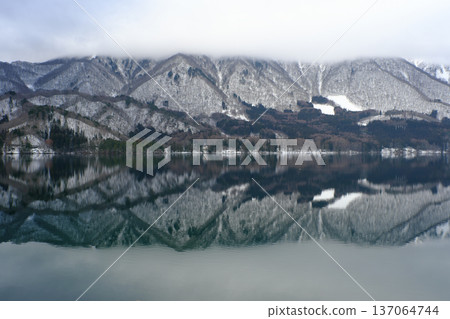 青木湖倒映著山景 青木湖倒映著山景 137064744