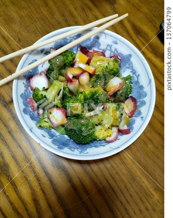 Home-cooked octopus and broccoli with vinegar dressing 137064799