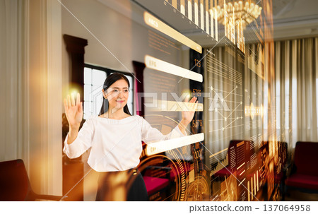 一位女士舉手錶示歡迎 137064958
