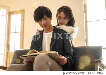 Men and women reading together Men and women reading together 137064961