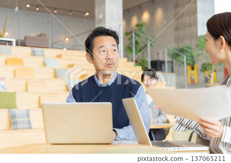 在設計師辦公室工作的人 137065211