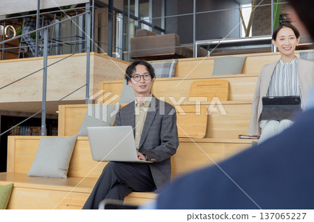 在設計師辦公室工作的人 在設計師辦公室工作的人 137065227