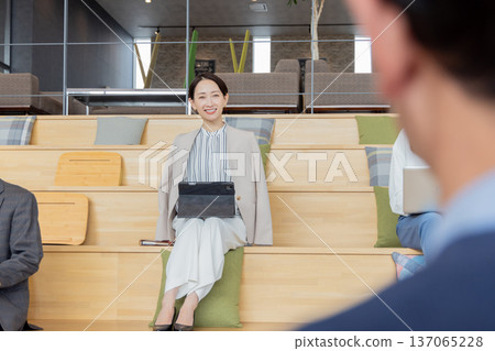 在設計師辦公室工作的人 137065228