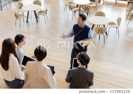 在設計師辦公室工作的人 在設計師辦公室工作的人 137065229