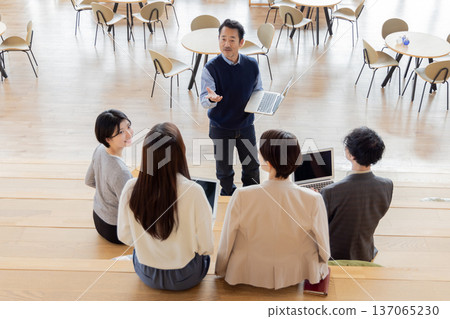 在設計師辦公室工作的人 在設計師辦公室工作的人 137065230