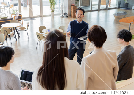 在設計師辦公室工作的人 在設計師辦公室工作的人 137065231