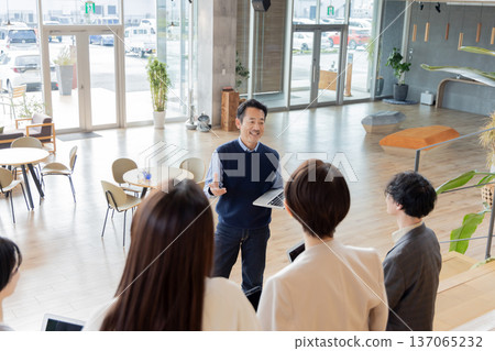 在設計師辦公室工作的人 在設計師辦公室工作的人 137065232