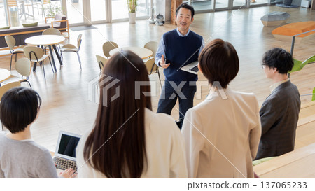 在設計師辦公室工作的人 在設計師辦公室工作的人 137065233