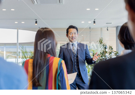 在設計師辦公室工作的人 在設計師辦公室工作的人 137065342
