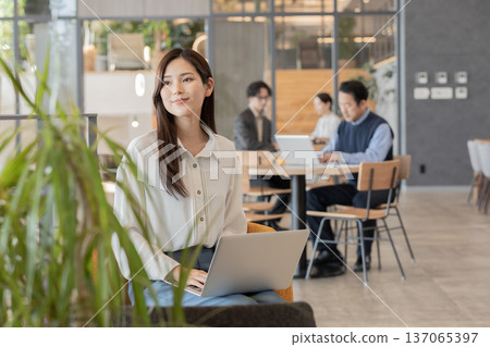 在設計師辦公室工作的人 在設計師辦公室工作的人 137065397