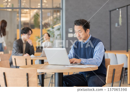 在設計師辦公室工作的人 137065398