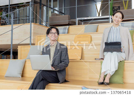 在設計師辦公室工作的人 在設計師辦公室工作的人 137065418