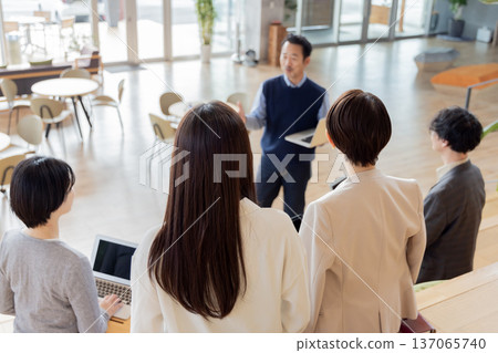 在設計師辦公室工作的人 137065740