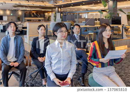 在設計師辦公室工作的人 137065810