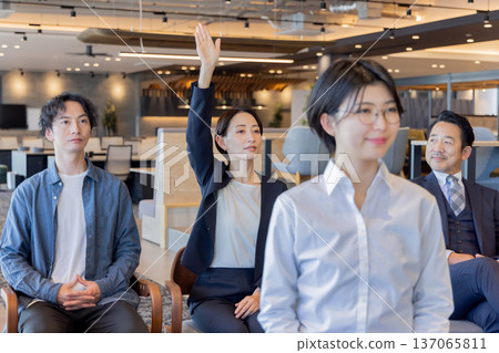 在設計師辦公室工作的人 在設計師辦公室工作的人 137065811