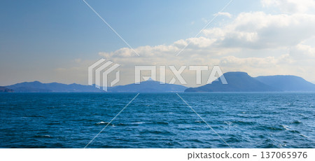 從開往小木島的渡輪上可以看到瀨戶內海以及香川縣的屋島和五劍山。 從開往小木島的渡輪上可以看到瀨戶內海以及香川縣的屋島和五劍山。 137065976