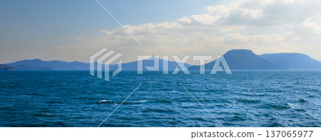 從開往小木島的渡輪上可以看到瀨戶內海以及香川縣的屋島和五劍山。 137065977