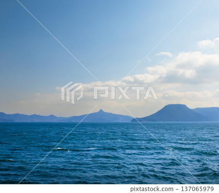 從開往小木島的渡輪上可以看到瀨戶內海以及香川縣的屋島和五劍山。 從開往小木島的渡輪上可以看到瀨戶內海以及香川縣的屋島和五劍山。 137065979