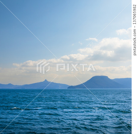 從開往小木島的渡輪上可以看到瀨戶內海以及香川縣的屋島和五劍山。 137065982