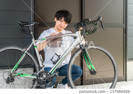 自行車，一位年輕的亞洲男子正在保養公路自行車。 137066088