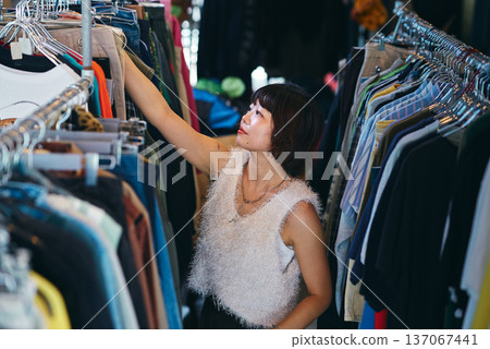 年輕女子在二手服飾店挑選衣服 137067441