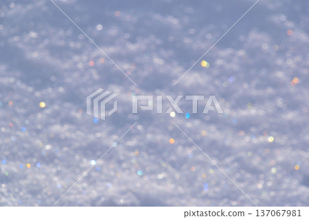 雪花飄落,閃閃發光,五彩繽紛的雪 雪花飄落,閃閃發光,五彩繽紛的雪 137067981