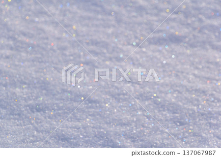 雪花飄落,閃閃發光,五彩繽紛的雪 雪花飄落,閃閃發光,五彩繽紛的雪 137067987