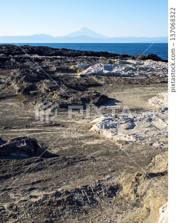 從神奈川縣三浦市三浦半島城島西崎岩石上眺望富士山 從神奈川縣三浦市三浦半島城島西崎岩石上眺望富士山 137068322
