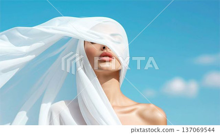 一位肌膚如玉的美麗女子身穿白色雪紡，沐浴在藍天之下。奢華保養品，美容廣告，肖像背景 137069544