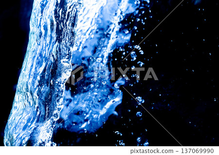 流水特寫和黑色背景 137069990