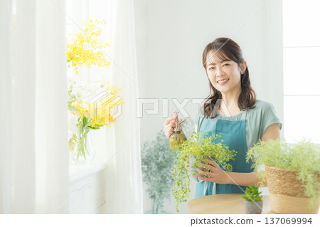 Women who do gardening Women who do gardening 137069994
