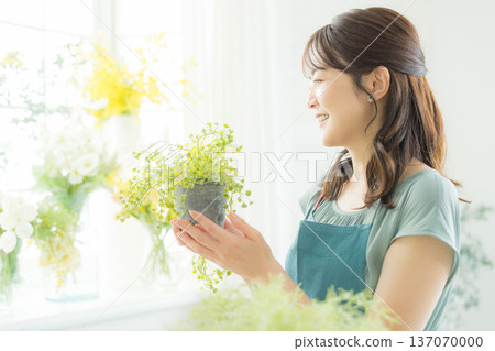 Women who do gardening Women who do gardening 137070000