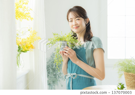 Women who do gardening Women who do gardening 137070003