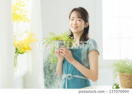 Women who do gardening Women who do gardening 137070004