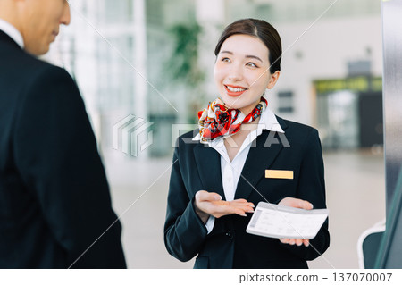 在機場櫃檯工作的地勤人員（照片由神戶機場（UKB）提供） 137070007