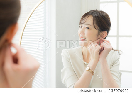 女人對著鏡子化妝 137070033