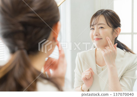 女人對著鏡子化妝 女人對著鏡子化妝 137070040