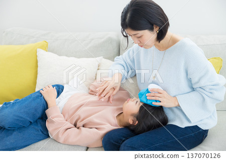 媽媽照顧生病的女兒 媽媽照顧生病的女兒 137070126