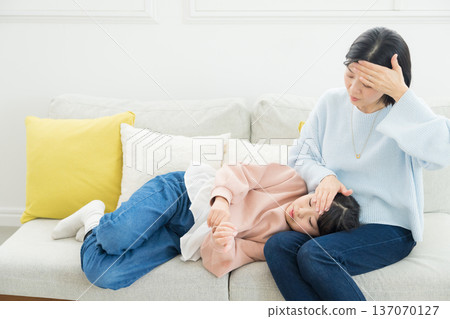 媽媽照顧生病的女兒 媽媽照顧生病的女兒 137070127