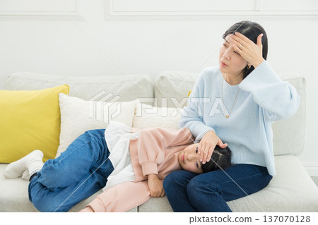 媽媽照顧生病的女兒 媽媽照顧生病的女兒 137070128