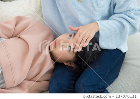 媽媽照顧生病的女兒 媽媽照顧生病的女兒 137070131