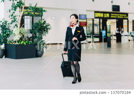一名女空服員正在機場內行走（照片由神戶機場（UKB）提供） 137070184