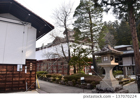日本岐阜縣高山市的古老街景。存放名為「屋台」的花車的倉庫。高山春祭期間的清晨景象。 137070224