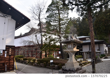 日本岐阜縣高山市的古老街景。存放名為「屋台」的花車的倉庫。高山春祭期間的清晨景象。 137070225