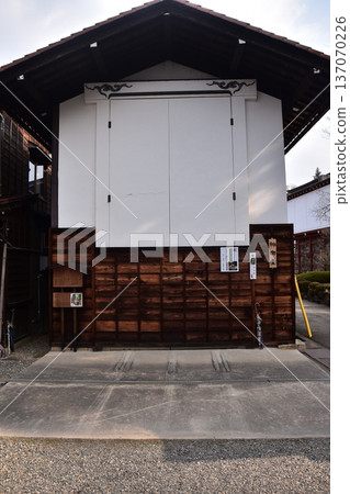 日本岐阜縣高山市的古老街景。存放名為「屋台」的花車的倉庫。高山春祭期間的清晨景象。 137070226